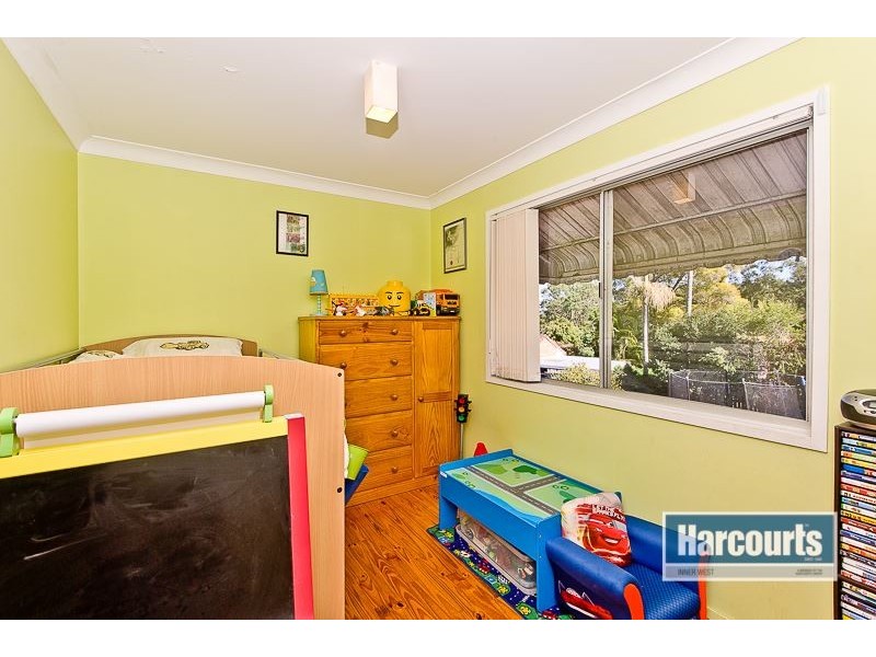 4 Surveyor Street, Seventeen Mile Rocks QLD 4073