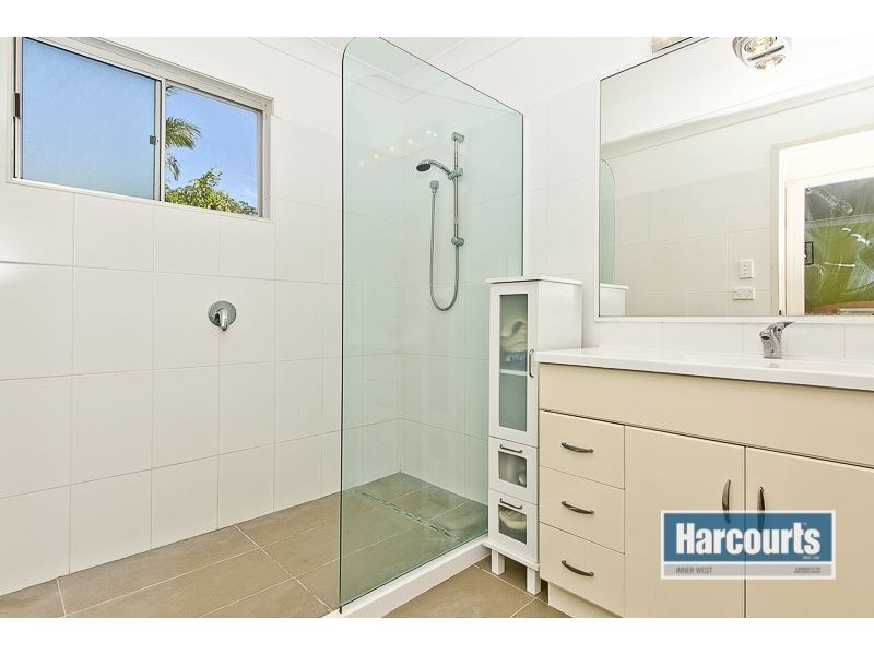 4 Surveyor Street, Seventeen Mile Rocks QLD 4073