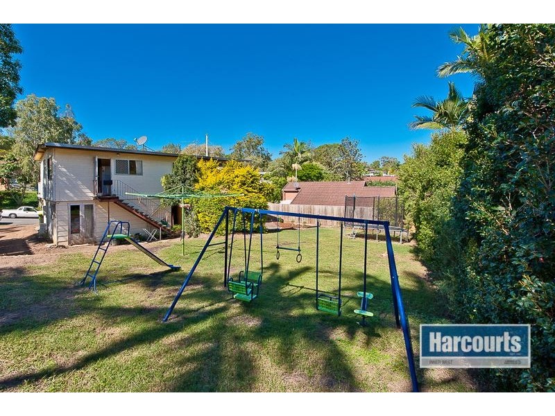 4 Surveyor Street, Seventeen Mile Rocks QLD 4073