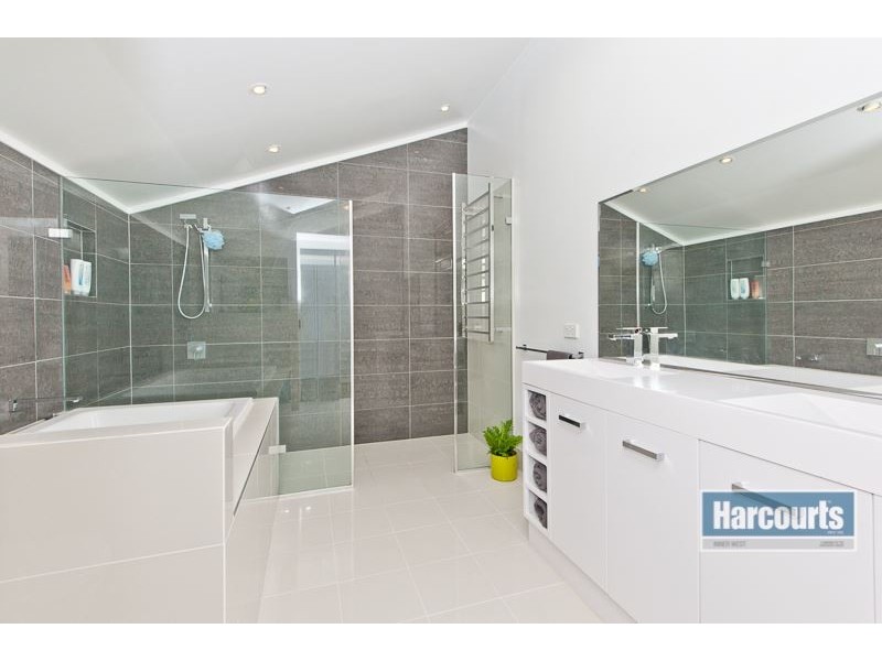 8 Toolara Street, The Gap QLD 4061