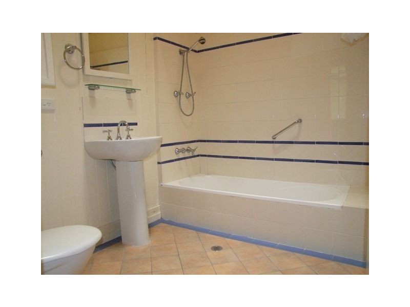 8 Tennis Ave, Ashgrove QLD 4060