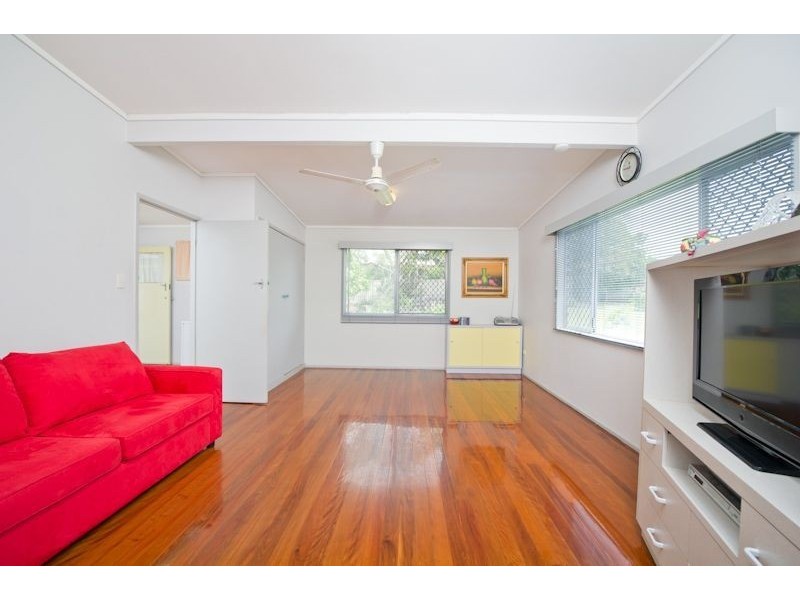 2 McQueen Street, Stafford Heights QLD 4053