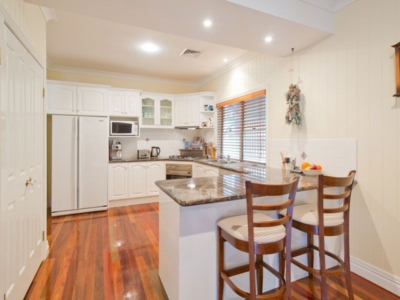 10A Royal Row, Bardon QLD 4065