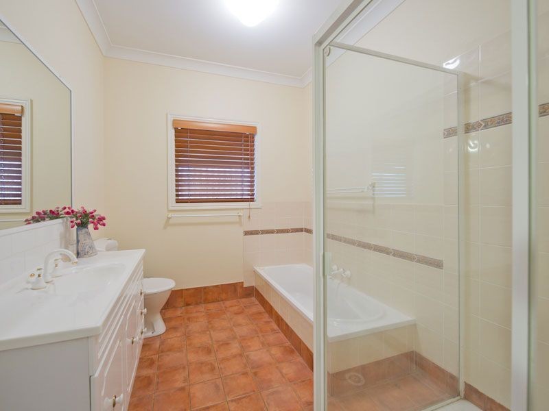 10A Royal Row, Bardon QLD 4065