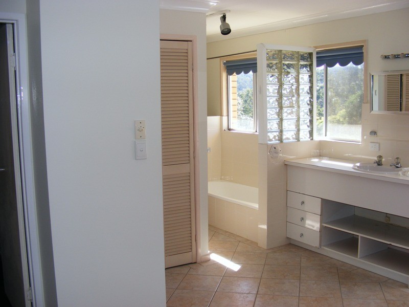 11 Cheppen St, The Gap QLD 4061
