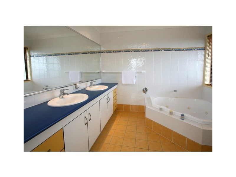 7 Truro Ct, Redland Bay QLD 4165