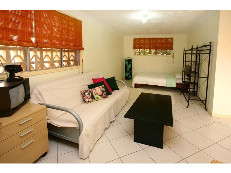 4 Lara Avenue, Southport QLD 4215