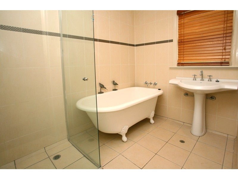 12 Geoffrey Avenue, Southport QLD 4215