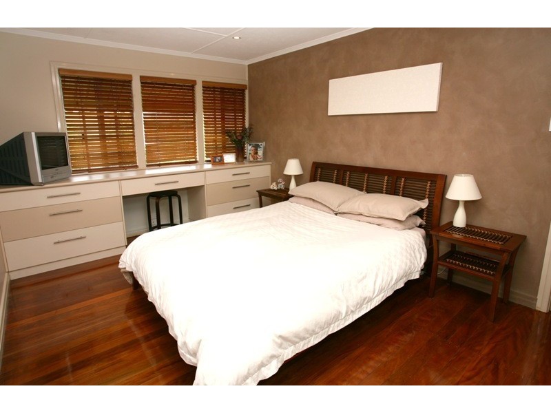 12 Geoffrey Avenue, Southport QLD 4215