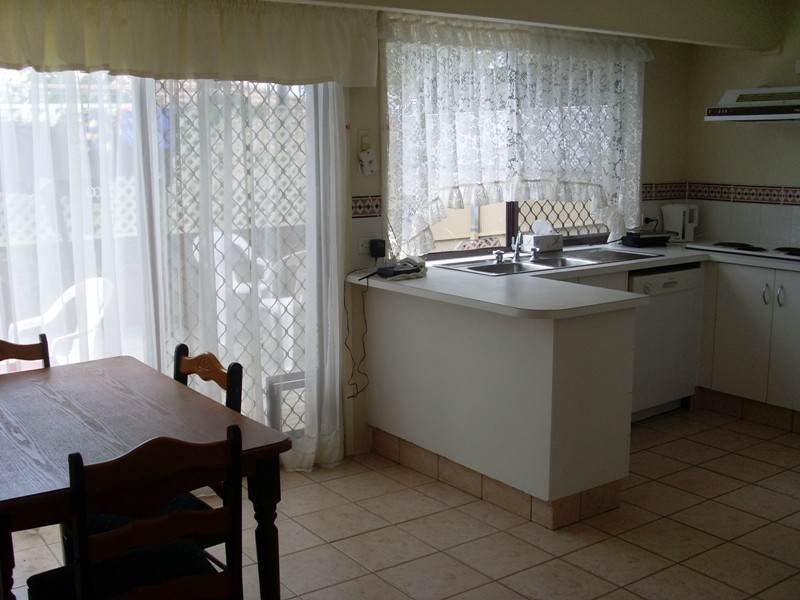 1/195 Olsen Ave, Labrador QLD 4215
