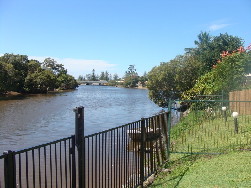 1/9 Royal Palm Ct, Southport QLD 4215