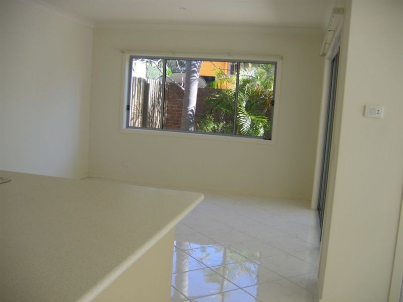 2/16 Harcourts Crescent, Southport QLD 4215