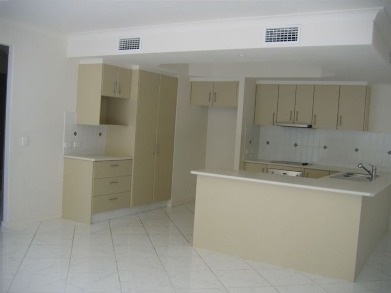 2/16 Harcourts Crescent, Southport QLD 4215