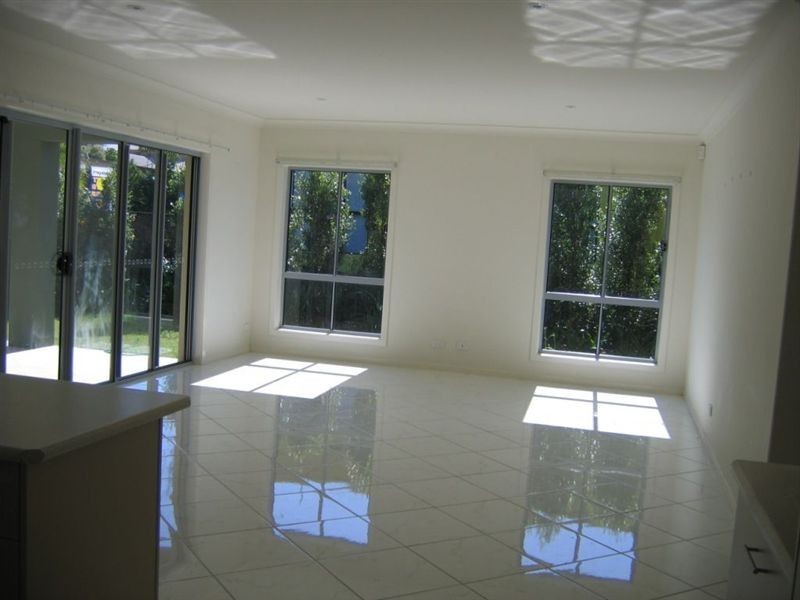 2/16 Harcourts Crescent, Southport QLD 4215