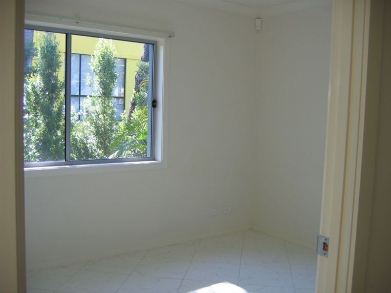 2/16 Harcourts Crescent, Southport QLD 4215