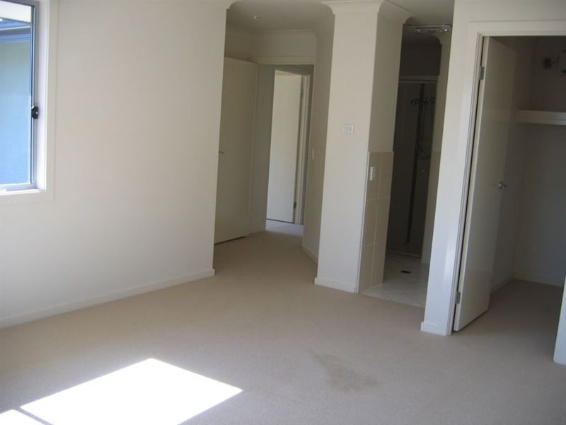 2/16 Harcourts Crescent, Southport QLD 4215