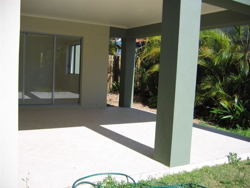2/16 Harcourts Crescent, Southport QLD 4215