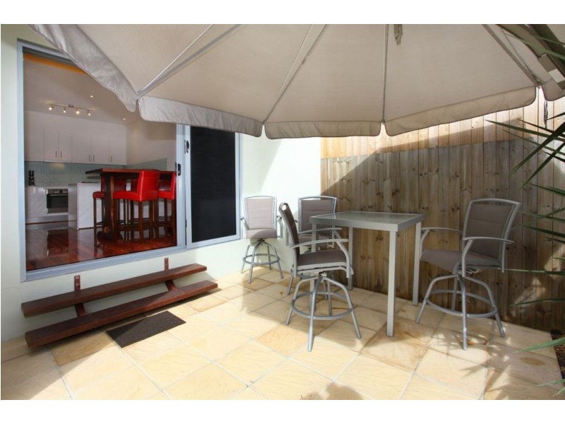 2/160 Muir St, Labrador QLD 4215