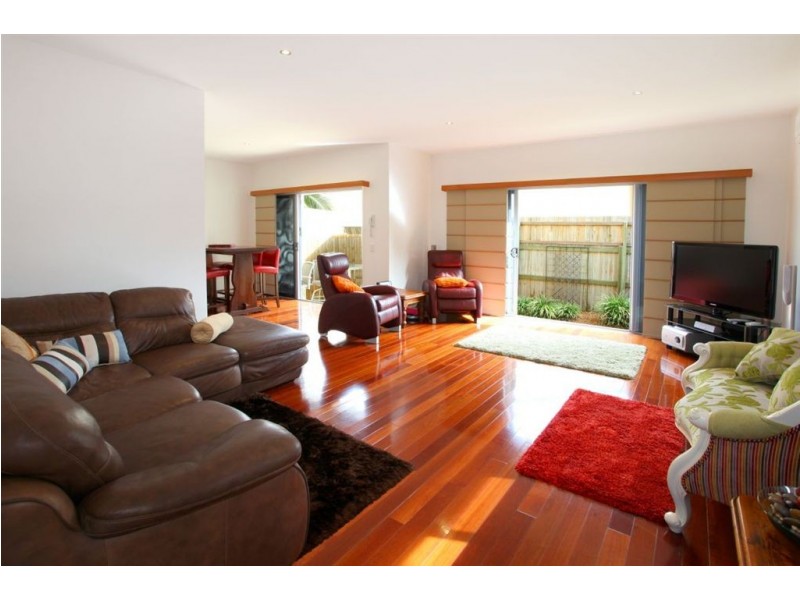 2/160 Muir St, Labrador QLD 4215