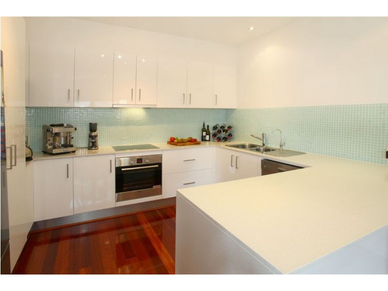 2/160 Muir St, Labrador QLD 4215