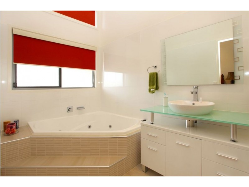 2/160 Muir St, Labrador QLD 4215