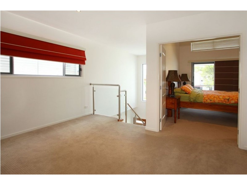 2/160 Muir St, Labrador QLD 4215
