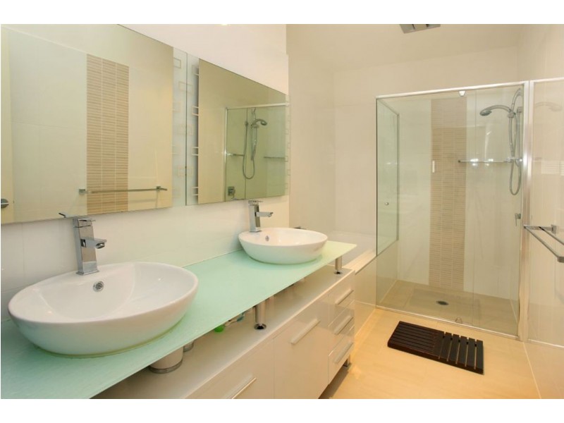 2/160 Muir St, Labrador QLD 4215