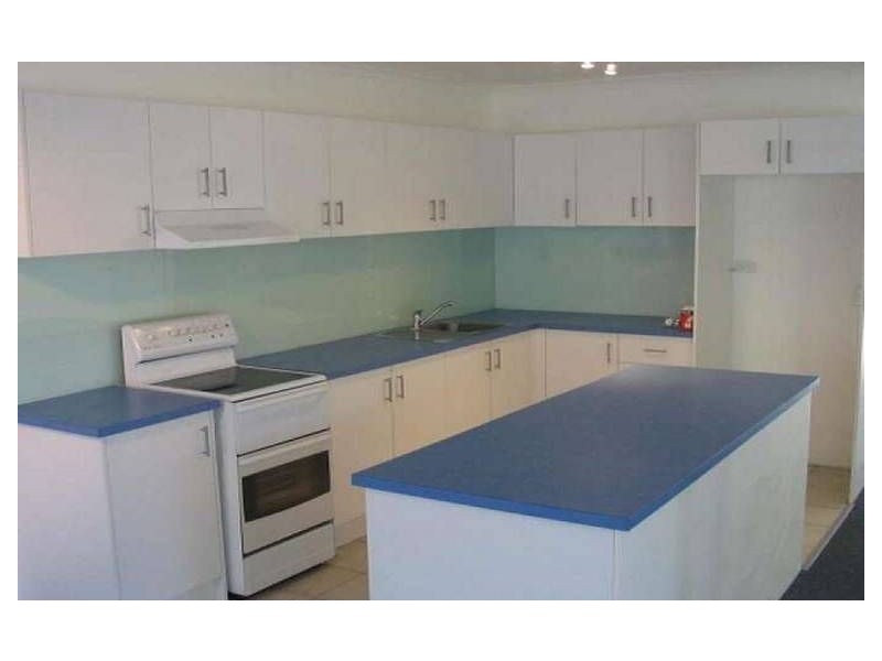 71 Ridgeway Avenue, Southport QLD 4215