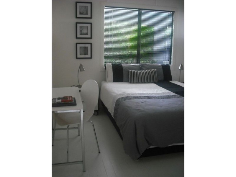 22 Fox Ave, Southport QLD 4215