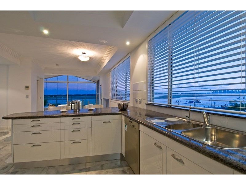 1/310 Marine Parade, Labrador QLD 4215