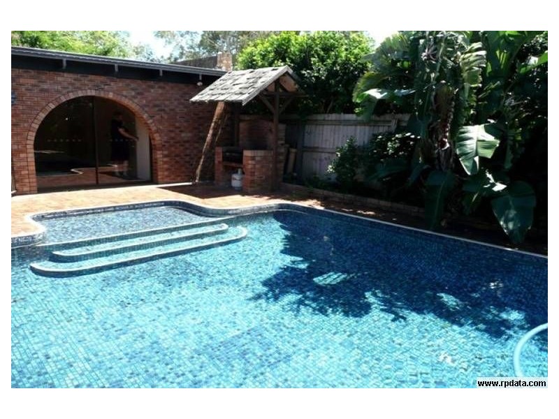 8 Brighton Parade, Southport QLD 4215