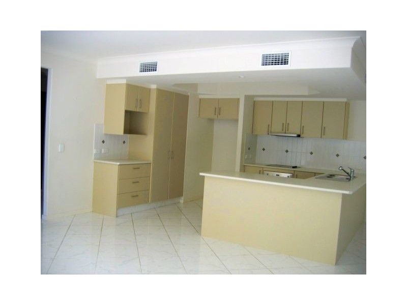 1/16 Harcourts Crescent, Southport QLD 4215