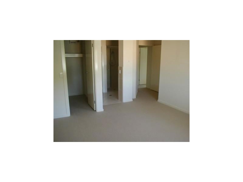 1/16 Harcourts Crescent, Southport QLD 4215