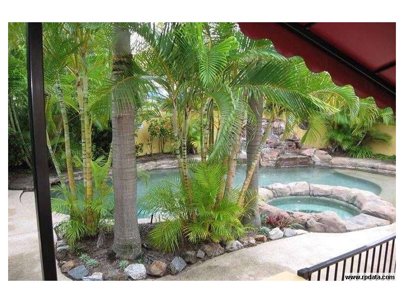 4/10 Bath, Labrador QLD 4215