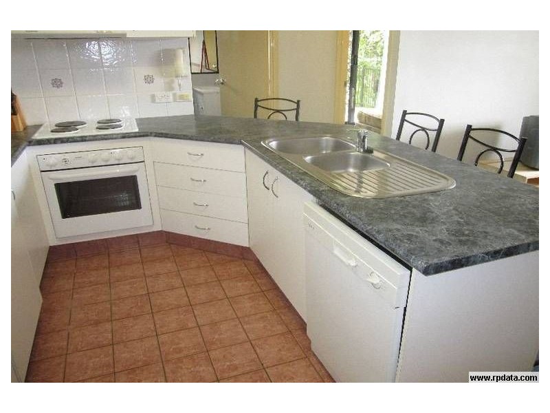 4/10 Bath, Labrador QLD 4215