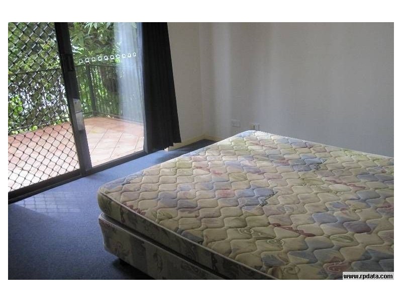 4/10 Bath, Labrador QLD 4215