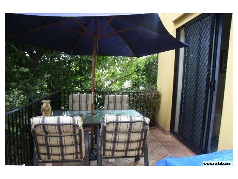 4/10 Bath, Labrador QLD 4215
