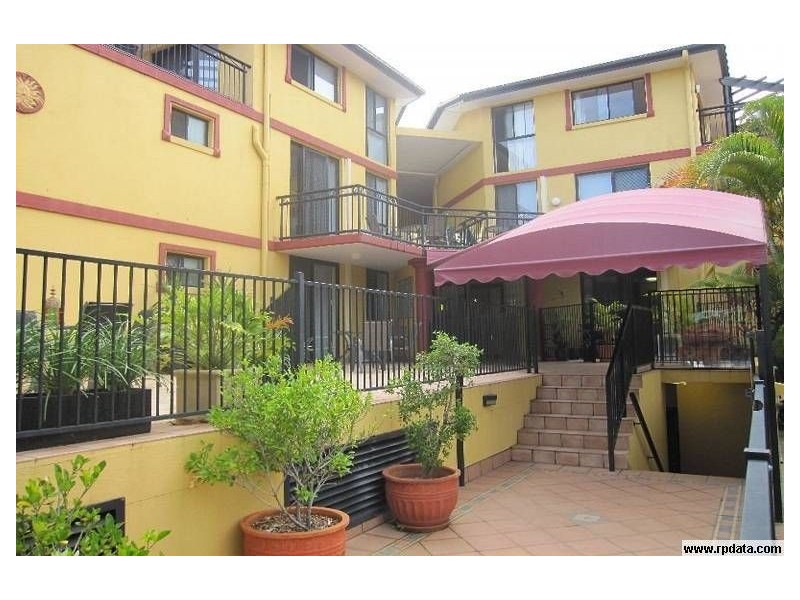 4/10 Bath, Labrador QLD 4215