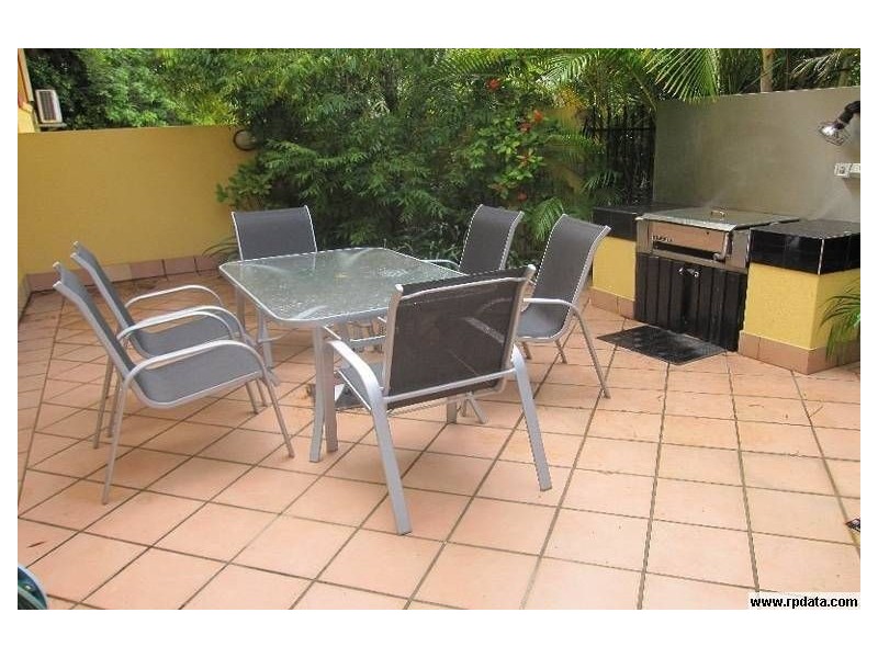 4/10 Bath, Labrador QLD 4215