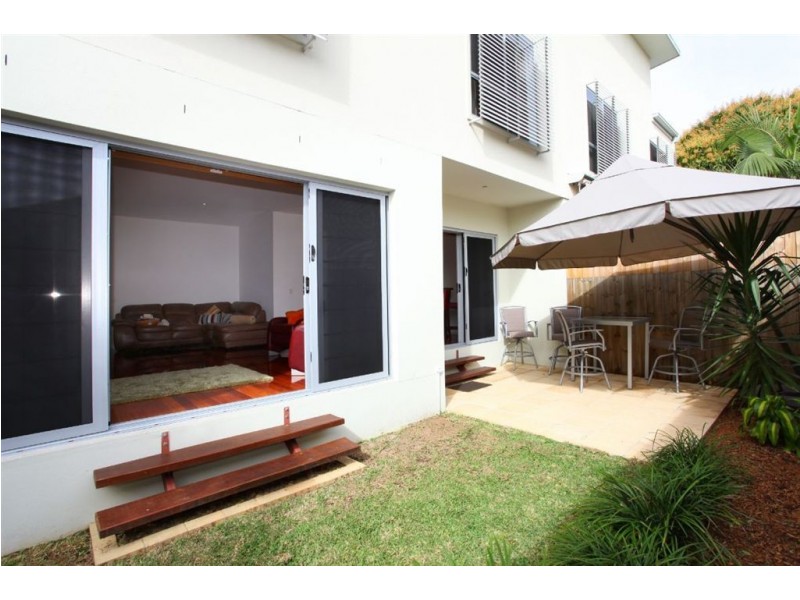 2/160 Muir Street, Labrador QLD 4215