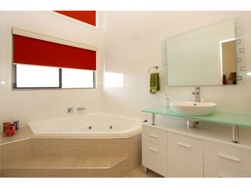 2/160 Muir Street, Labrador QLD 4215