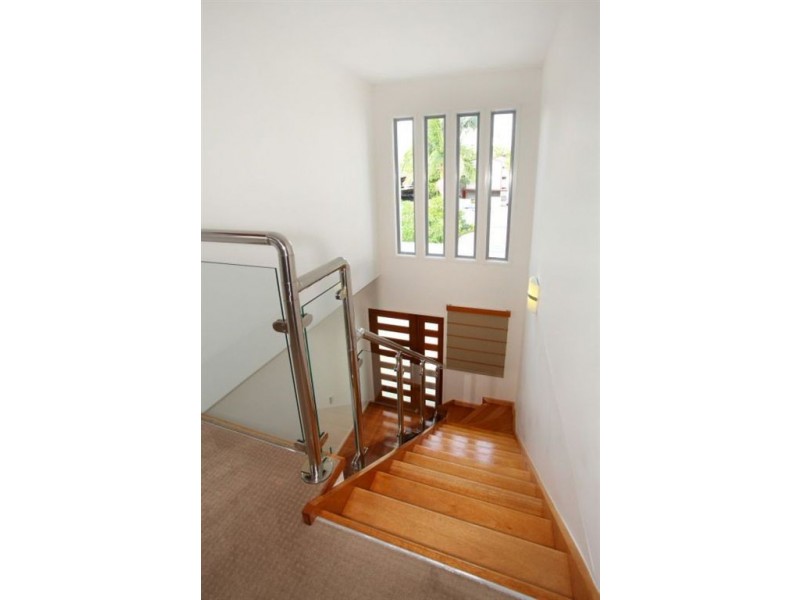 2/160 Muir Street, Labrador QLD 4215