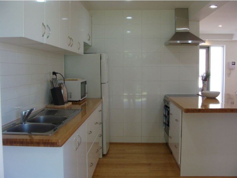 24b Wistaria Avenue, Southport QLD 4215