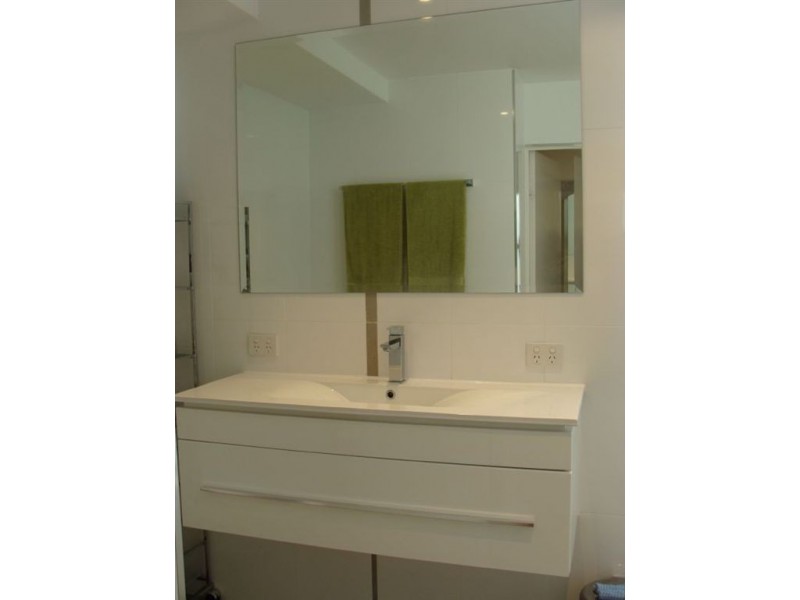 24b Wistaria Avenue, Southport QLD 4215