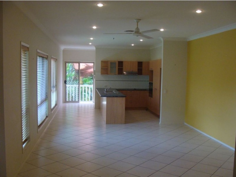 2/3 Fisher Avenue, Southport QLD 4215