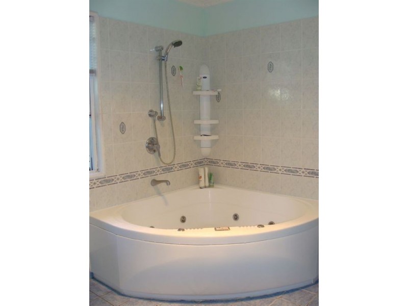 8 Nyora Street, Southport QLD 4215