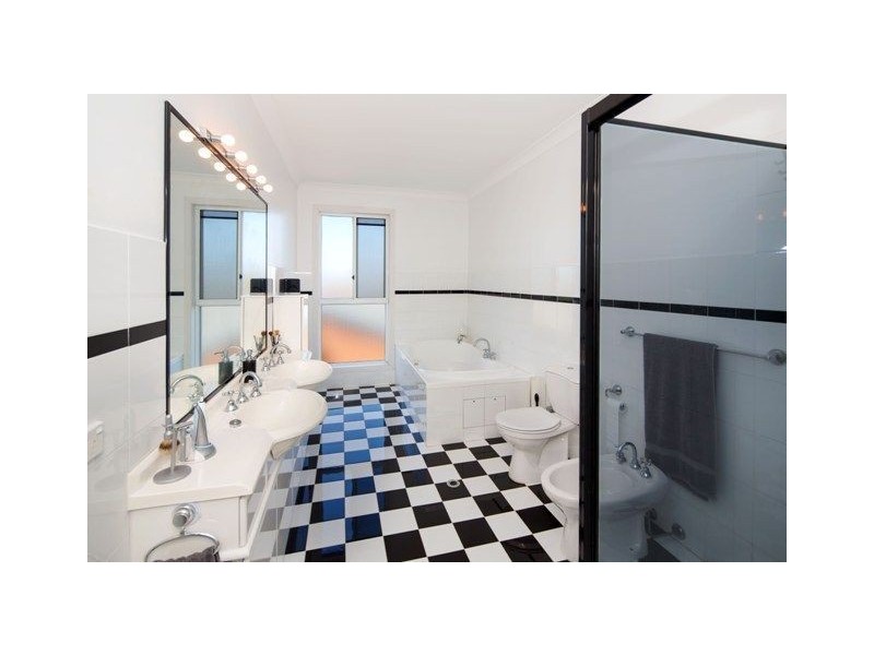 21 McIlwain Drive, Mermaid Waters QLD 4218