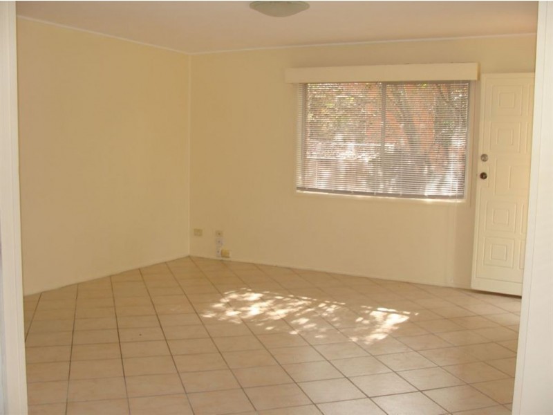 16 Nyora Street, Southport QLD 4215