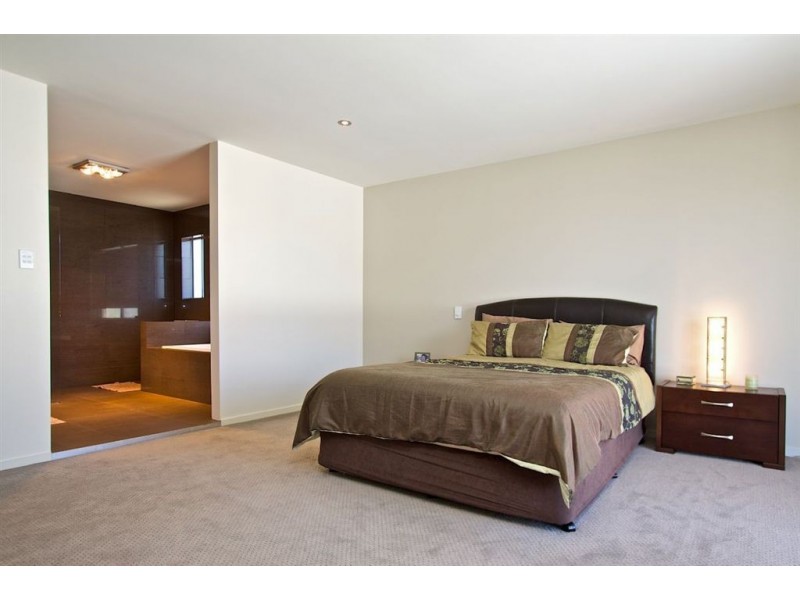 11 Yacht Street, Southport QLD 4215