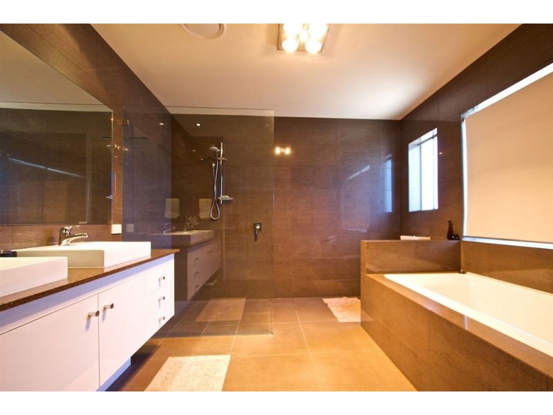 11 Yacht Street, Southport QLD 4215